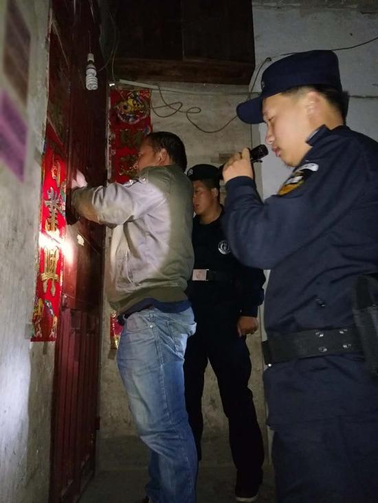 邯郸粗心妈妈误将幼女锁家中 民警全城寻开锁师傅开门